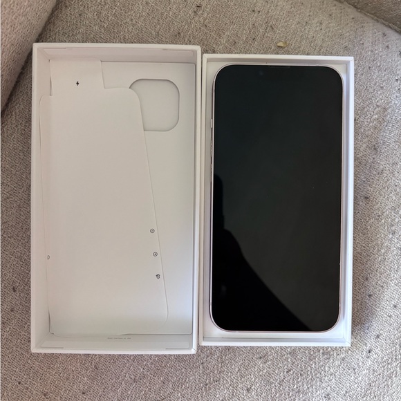 Pink iPhone 13 - 128 GB UNLOCKED - Picture 5 of 6